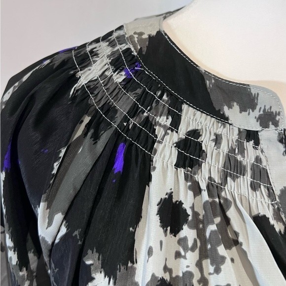 Dana Buchman gray black and purple print smocked vneck top size large NWOT - Picture 3 of 6
